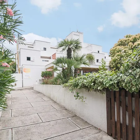 Pierre & Les Terrasses Du Parc Aparthotel 2*