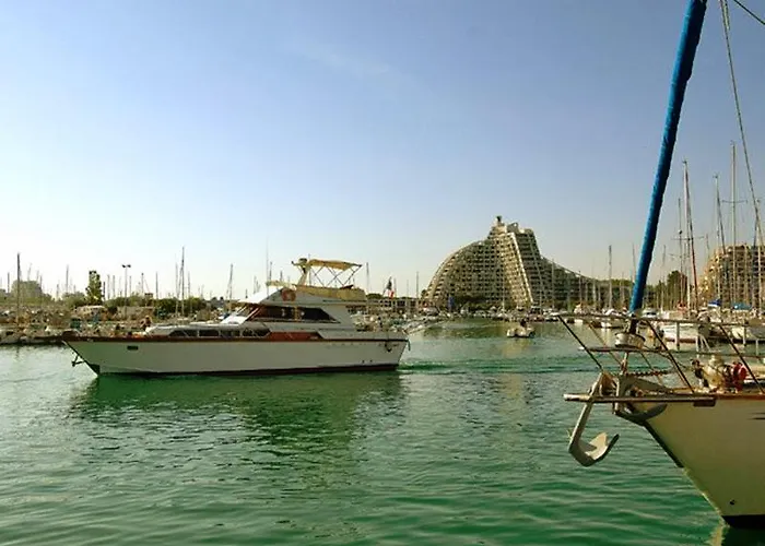 Pierre & Les Terrasses Du Parc 2*