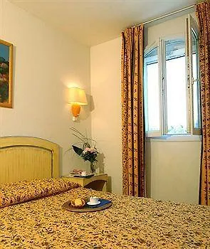 Pierre & Les Terrasses Du Parc 2*