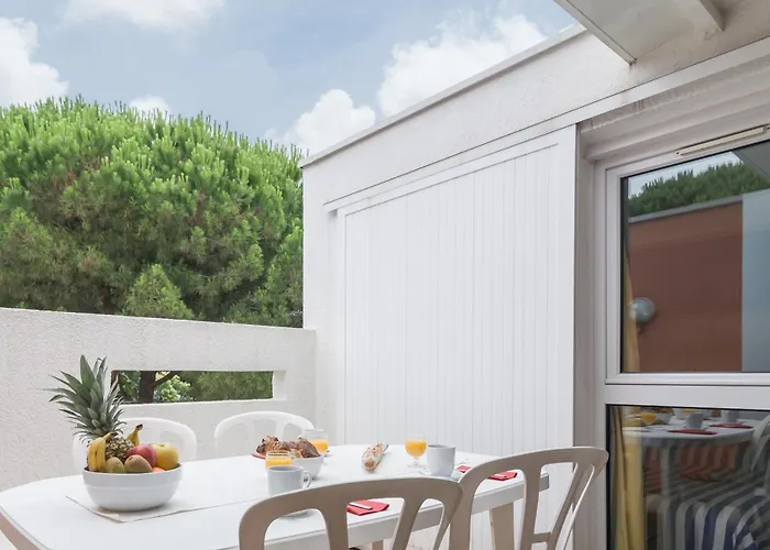 Pierre & Les Terrasses Du Parc 2*